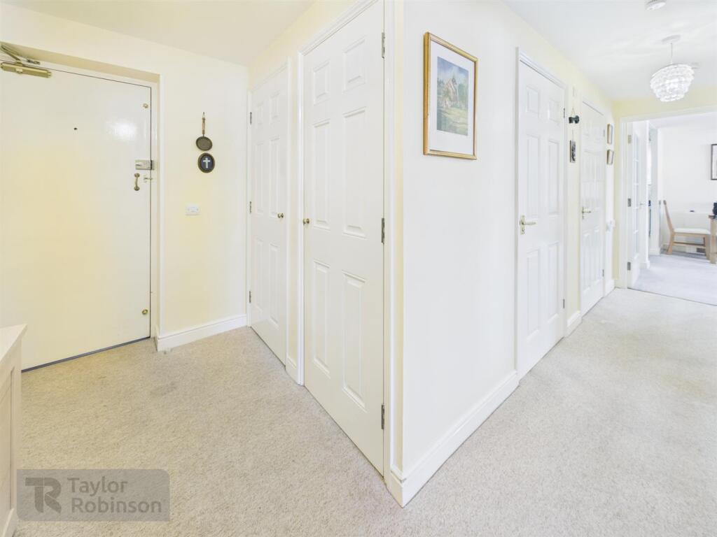 Apartment in Crawley, Three Bridges - View 5