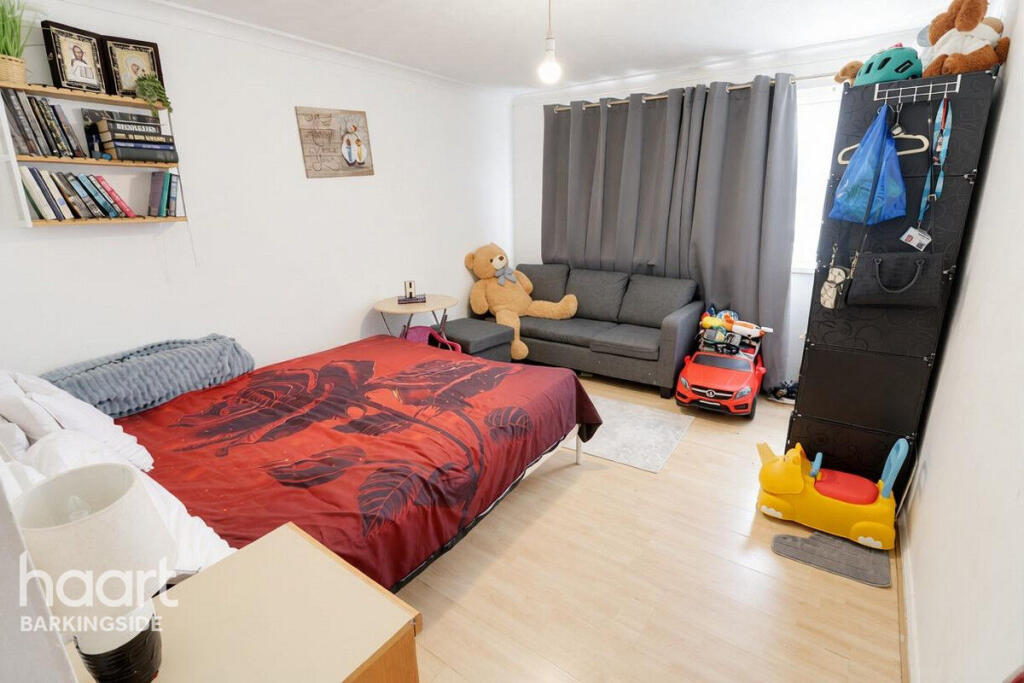 Apartment in London, Hainault - View 3