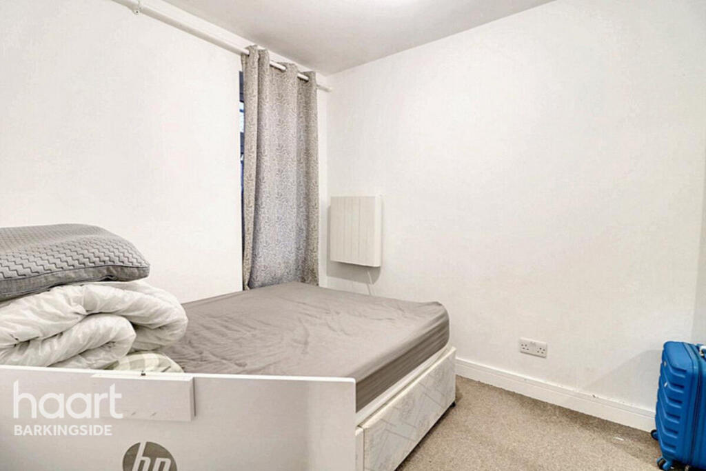Lowe Close, Chigwell photo 4