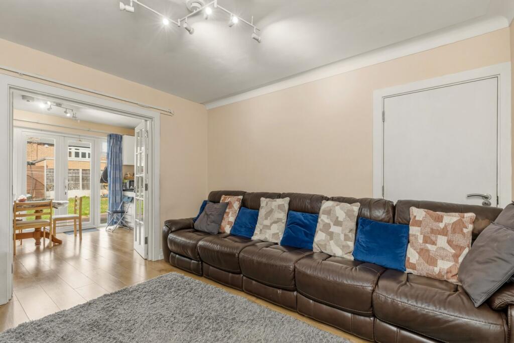 Apartment in London, Kingsbury - View 3