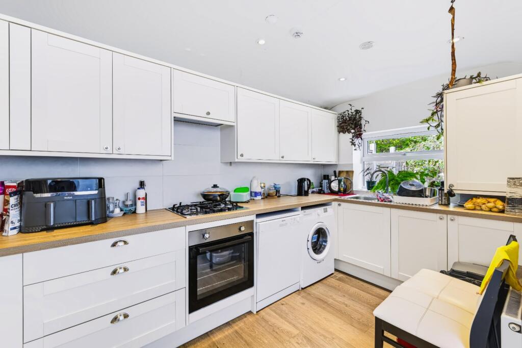 Apartment in Burgess Hill, World's End - View 3
