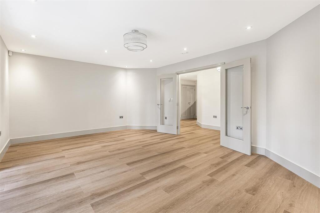 Apartment in Hertsmere, Aldenham - View 4