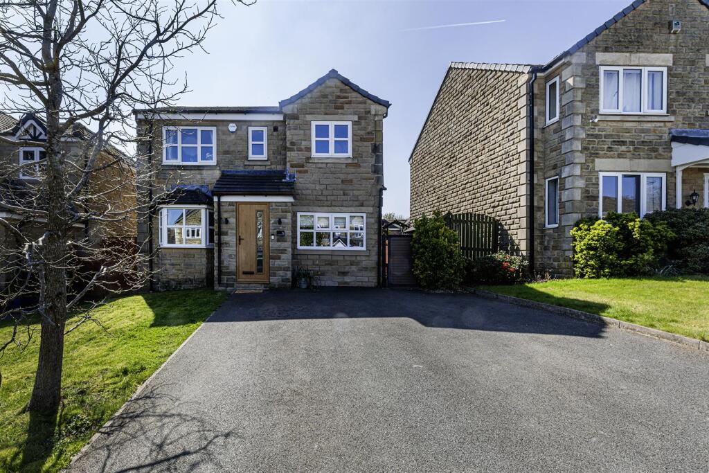 4-bed detached on Rushbearers Walk, Almondbury, Huddersfield, £400,000