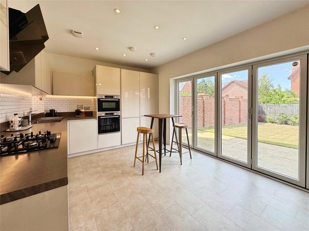 Hawthorn Drive, Crowthorne, Berkshire, RG45 photo 2