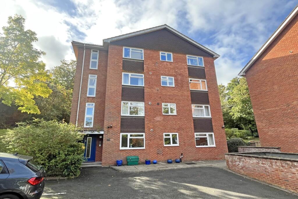 3-bed flat on Silverdale Road, Eastbourne, BN20 7EU, £300,000