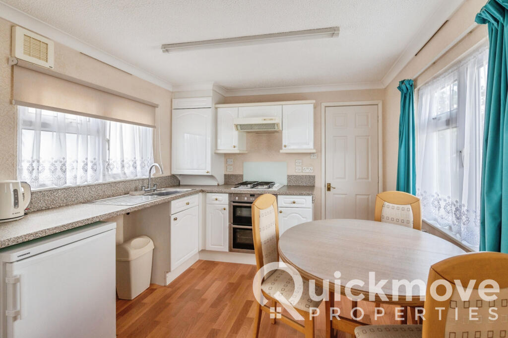 House in Basildon, Royale Dunton Court, Langdon Hills - View 3