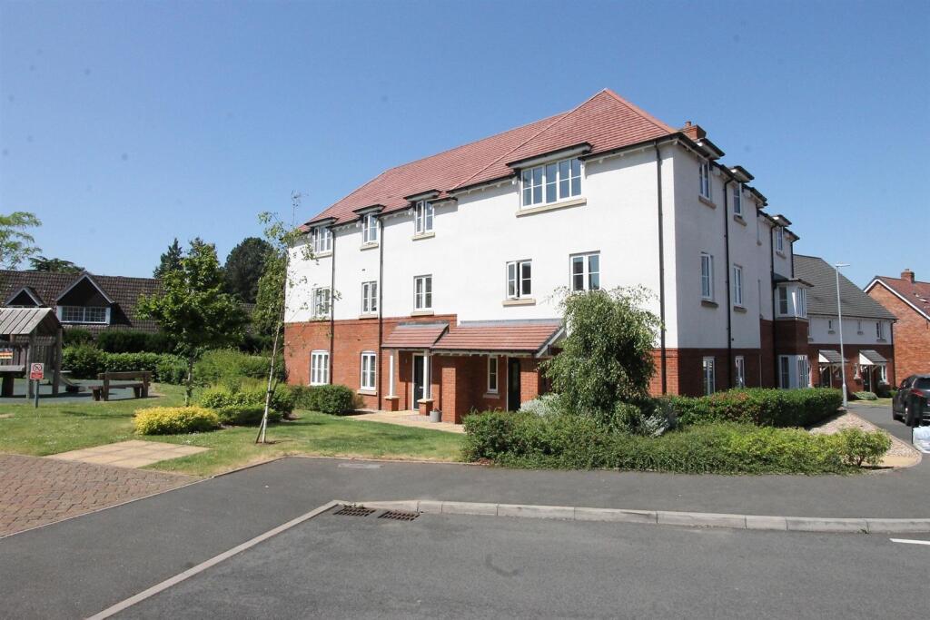 2-bed flat on Durrant Mews, Hagley, Stourbridge, £195,000