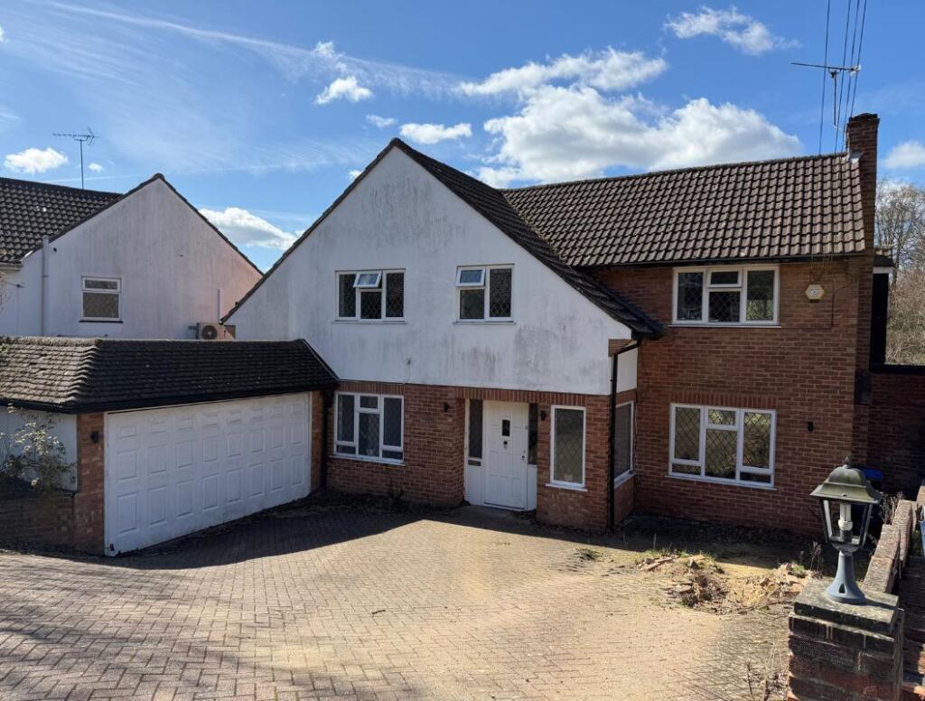 Main image of property: 9 The Uplands, Gerrards Cross, Buckinghamshire, SL9 7JQ