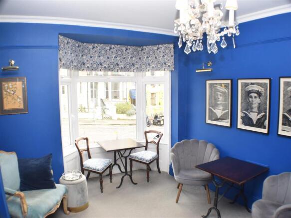 BREAKFAST ROOM/GUEST LOUNGE: