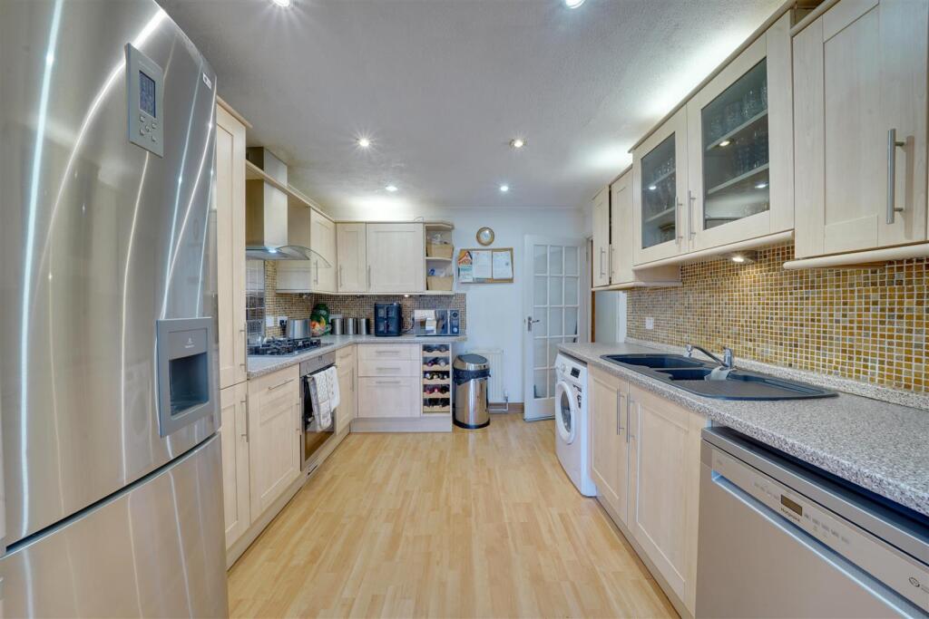 House in Enfield, Enfield Highway Shopping Centre, Ponders End - View 4
