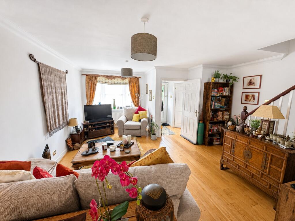 House in Woking, Knaphill - More