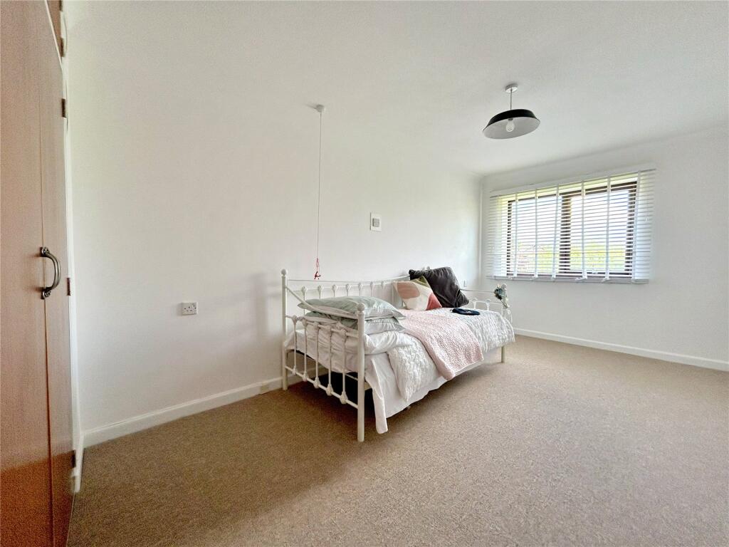 Lymington Road, Highcliffe, Christchurch, Dorset, BH23 photo 3