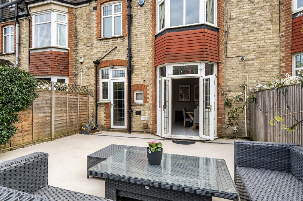 Hawthorn Avenue, Palmers Green, London, N13 photo 4