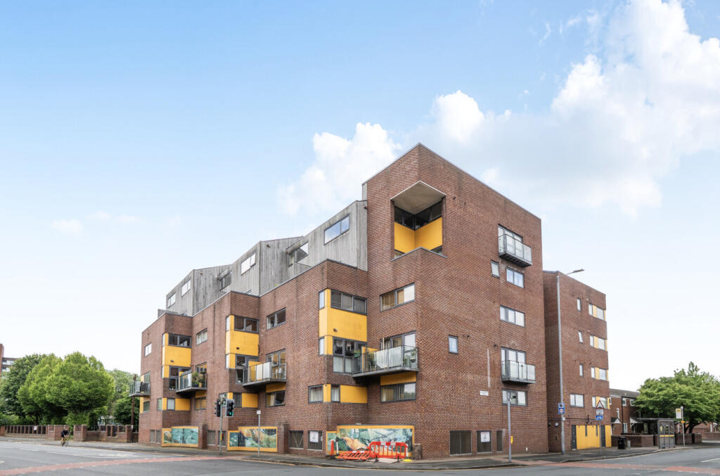 2-bed flat on Alexandra Road, Manchester, £165,000