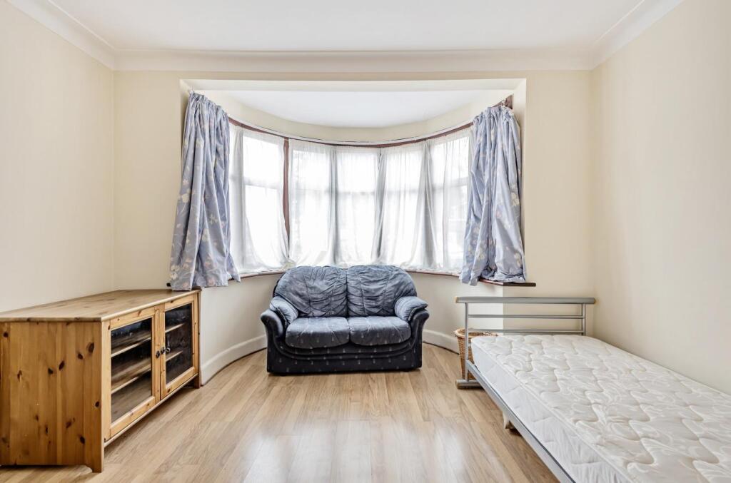 House in London, Harrow Weald - View 2