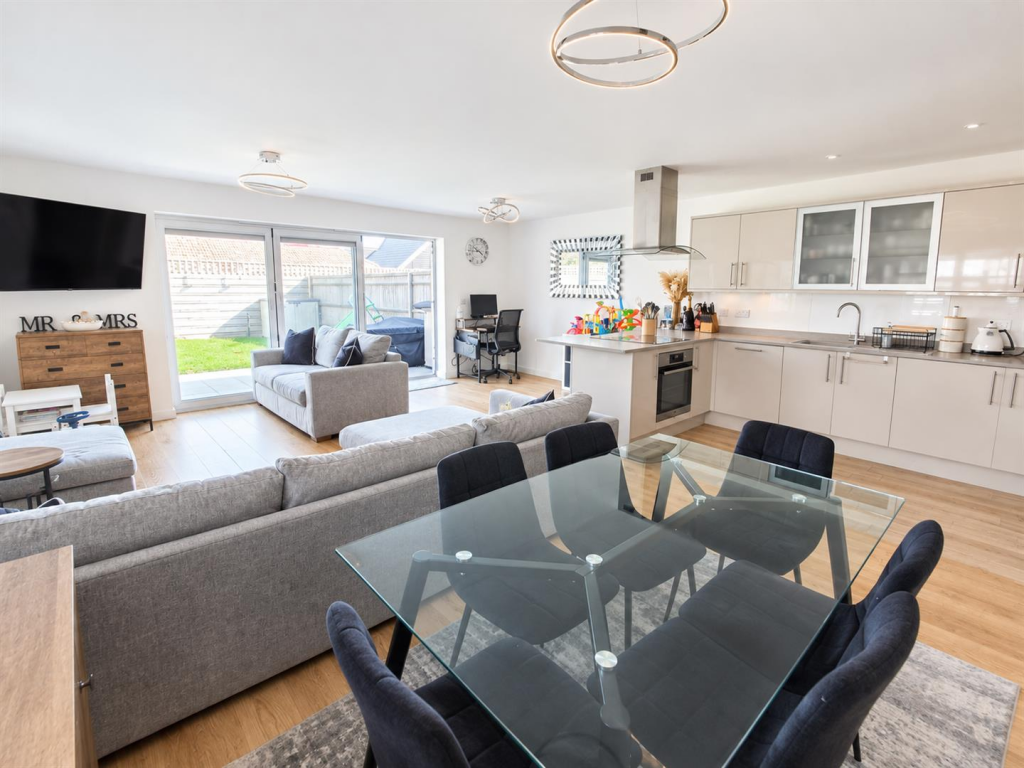 House in Lewes, Peacehaven - More
