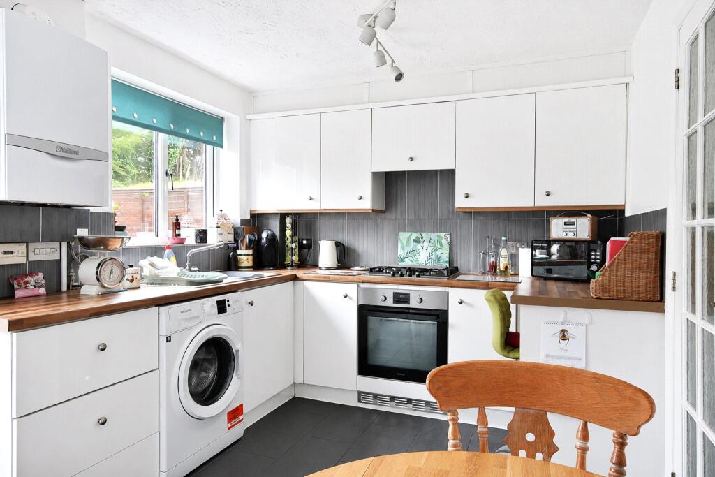 Longcroft Drive, Barton-le-Clay, Bedfordshire, MK45 photo 2