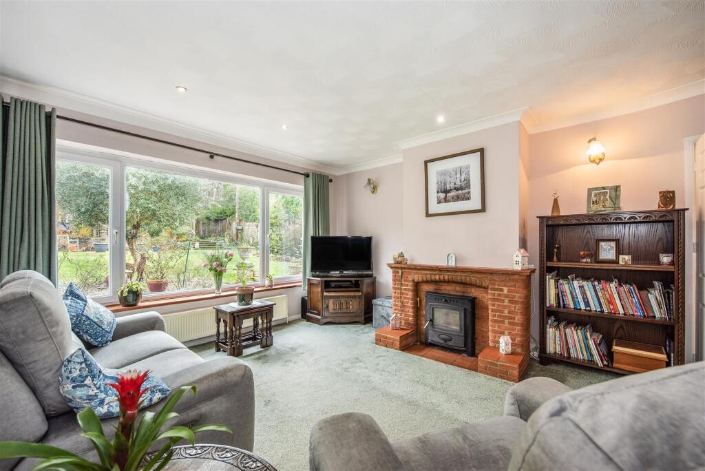 Lovell Close, Thruxton, Andover photo 2