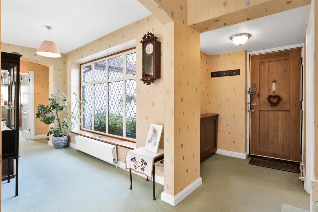 House in Sutton - More