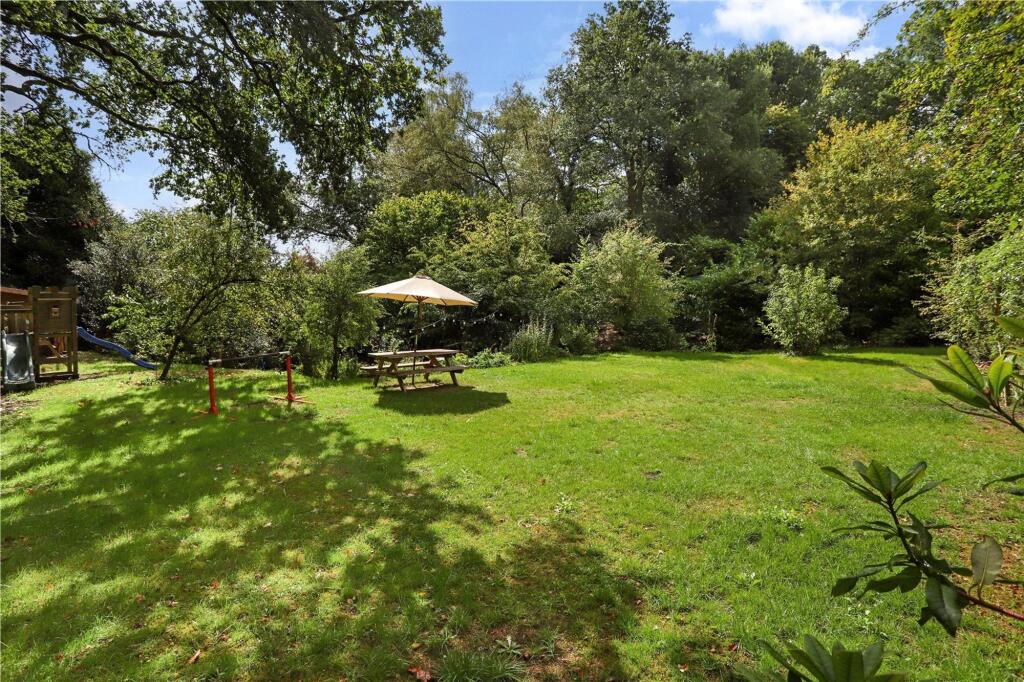 Aveley Close, Farnham, GU9 - View 4