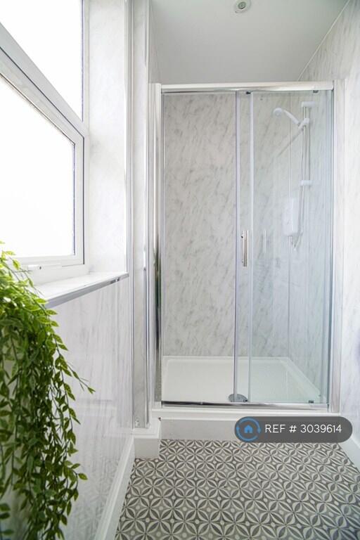 Apartment in Salford, Winton - View 3