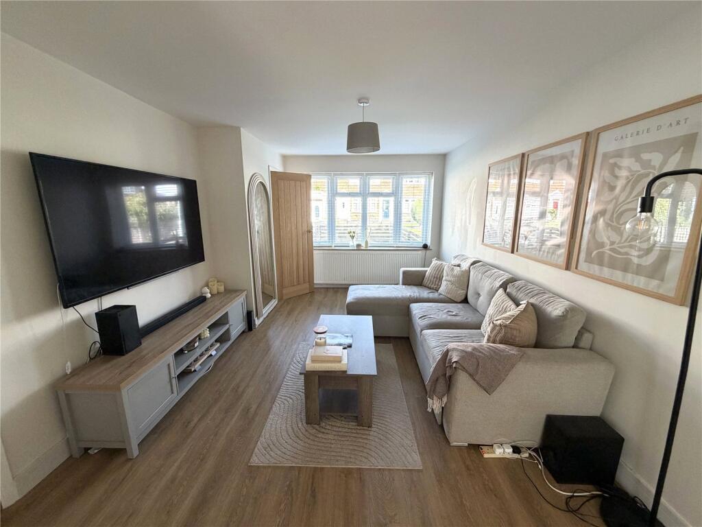 House in Rushcliffe, Lady Bay - More