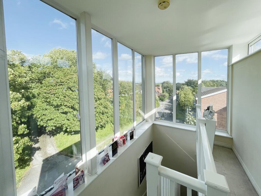 Charlbury Lane, Basingstoke, RG24 photo 2