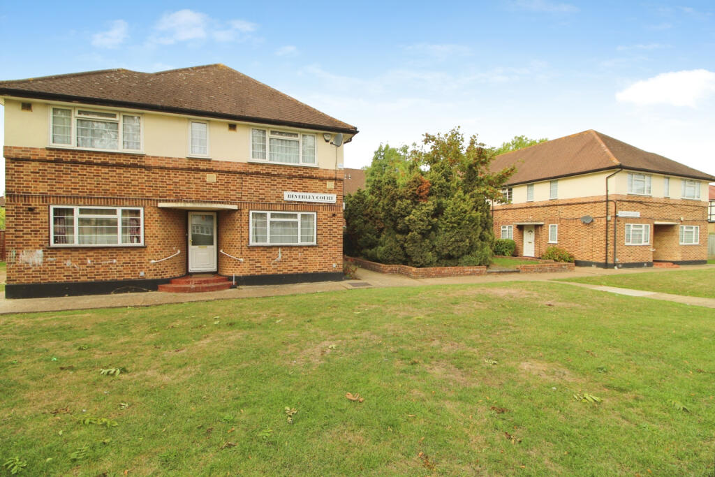 2-bed flat on Beverley Court, Kenton Lane, Kenton, Harrow, HA3, £279,950