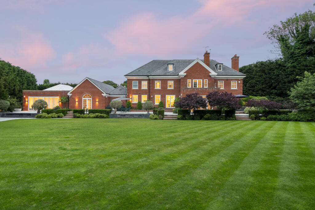 Queens Drive, Oxshott, Surrey, KT22, United Kingdom photo 2