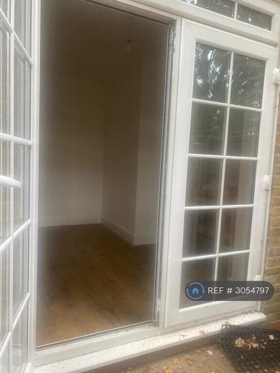 Apartment in Watford, Hertfordshire - View 3