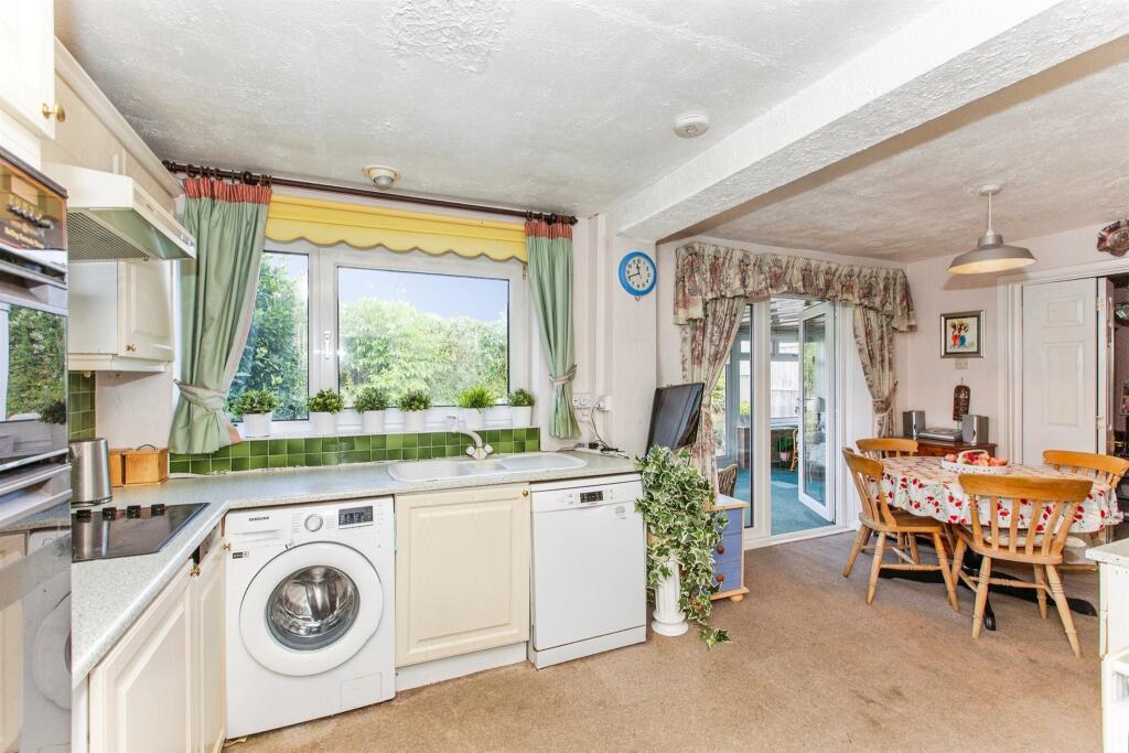 House in Northampton, Islip - View 4