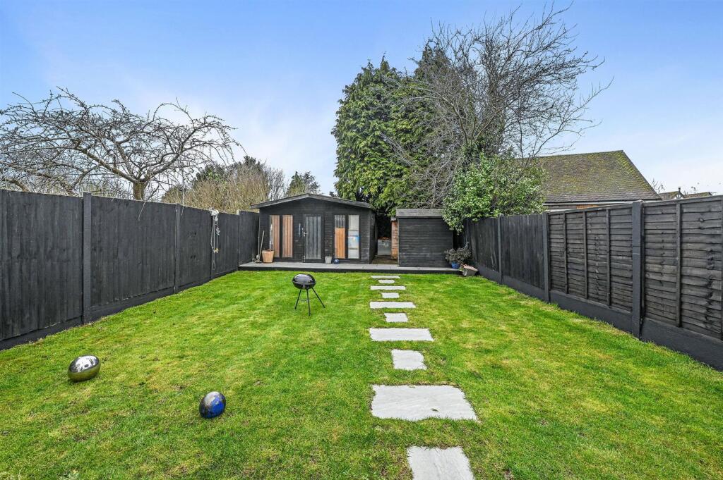 Hook End Road, Hook End, Brentwood photo 3