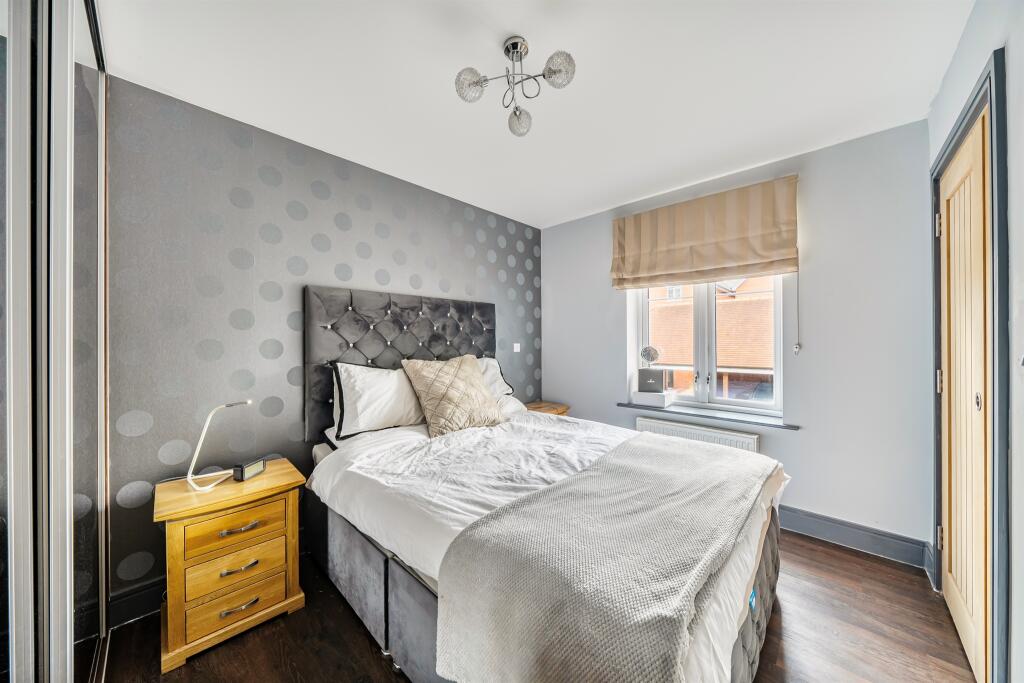 Apartment in Maidenhead, St Marks - More