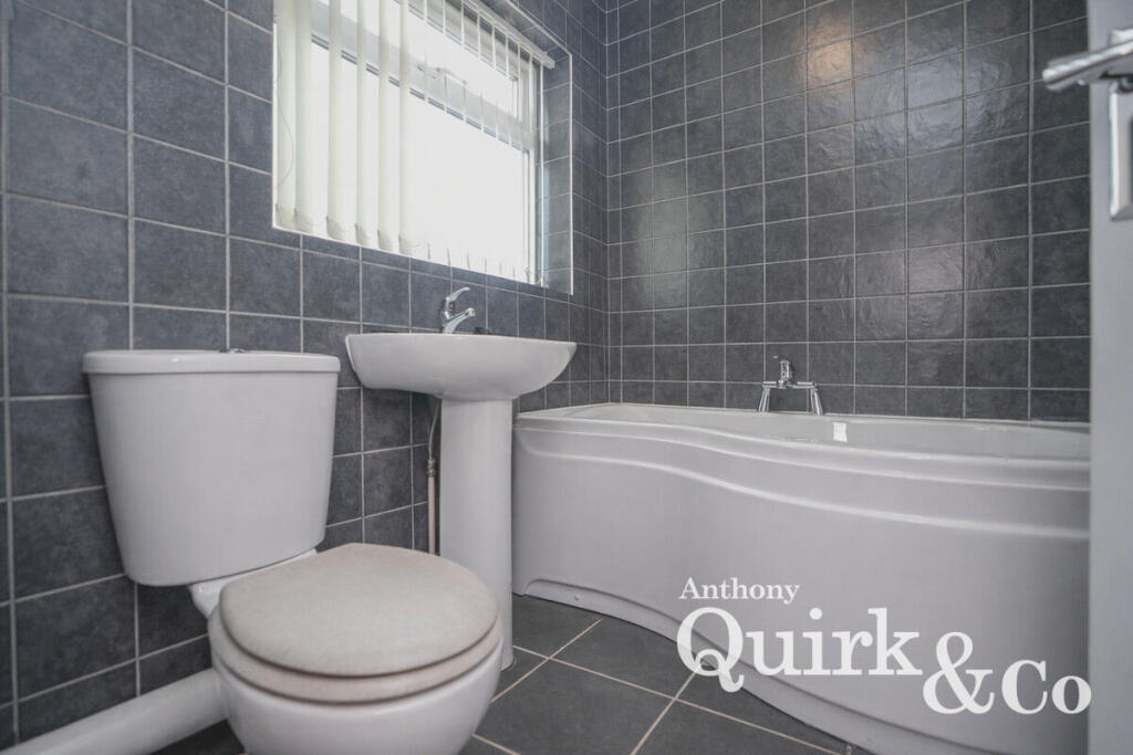 House in Castle Point, Canvey Island - View 4