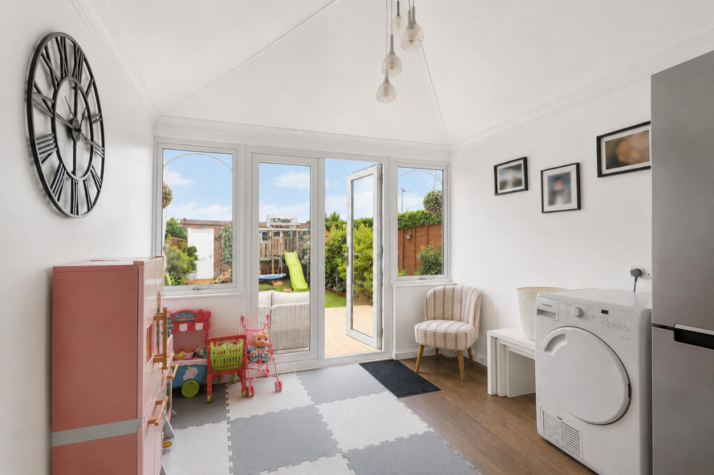 Frinton Road, Collier Row, RM5 photo 4