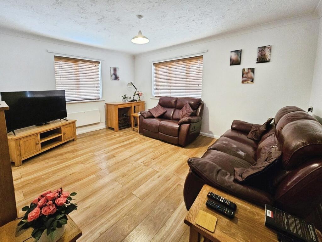 2-bed flat on Castle Road, Clacton-on-Sea, Essex, £85,000