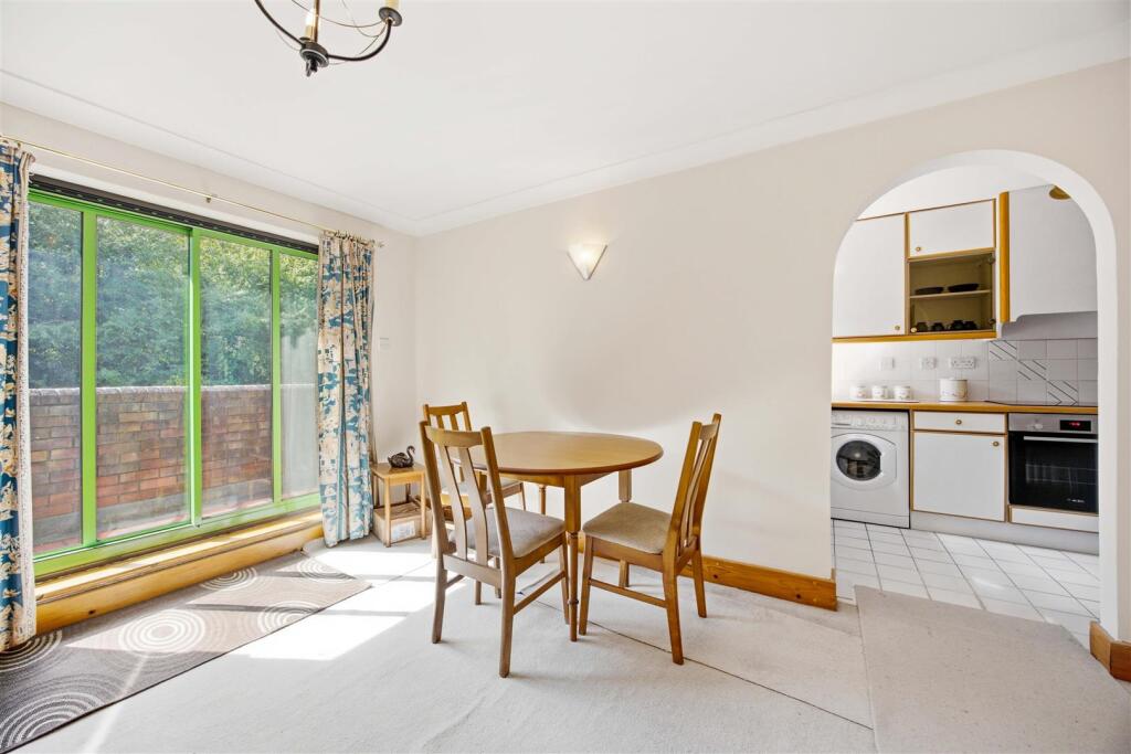 Apartment in London, Hillingdon - View 4