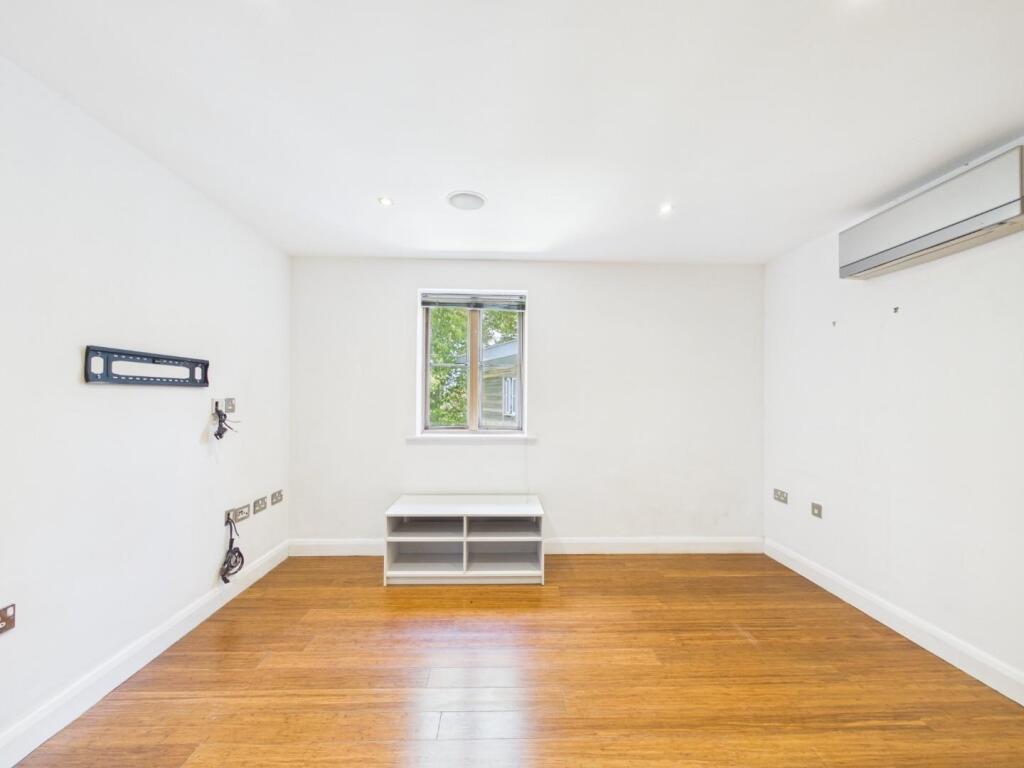 Apartment in Bristol, Old Market, St Philip's - View 3