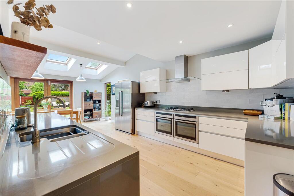 Manor Close, Wilmslow, SK9 photo 4