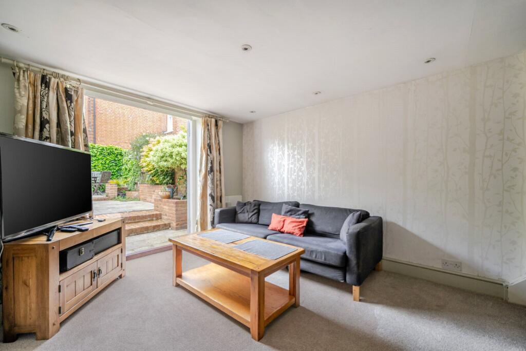 Park Row, Farnham, GU9 - More