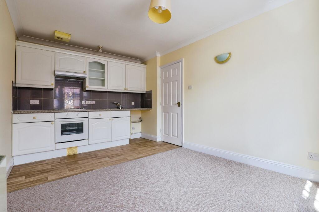Apartment in Rochester, Kent - View 4