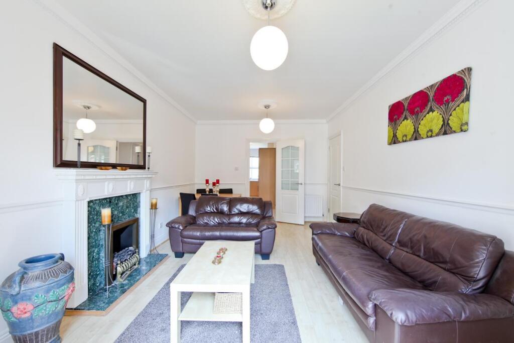 Apartment in London, St Olave's Estate, The Borough - View 3