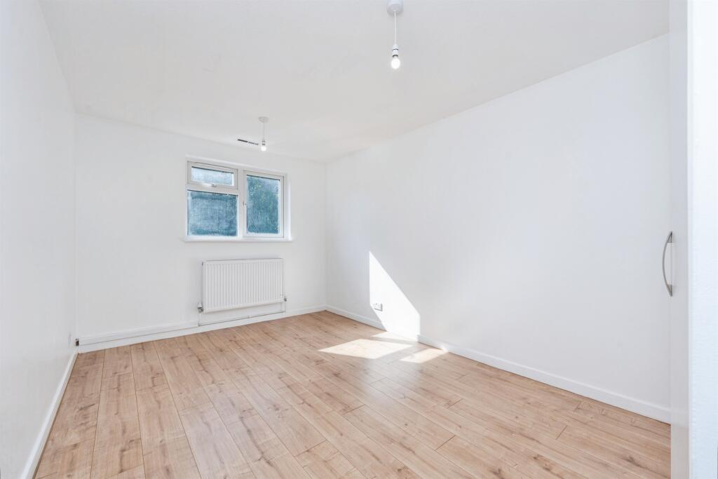 House in Hertsmere, Hertfordshire - More