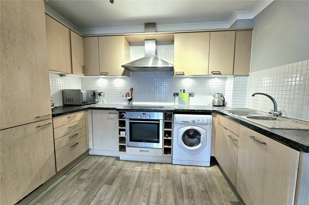 Apartment in Surrey Heath, Surrey - View 4