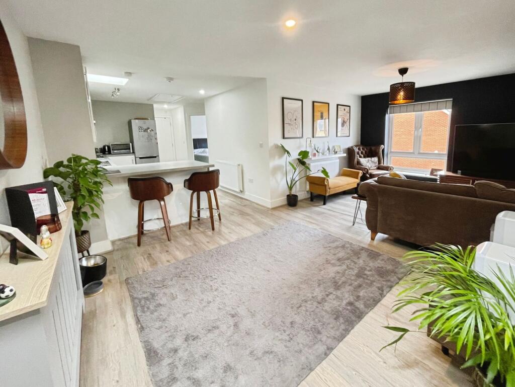 House in Basingstoke and Deane, Longacre, Kempshott Park - View 2