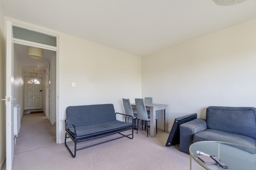 Apartment in London, East Hill Estate, Wandsworth - View 2