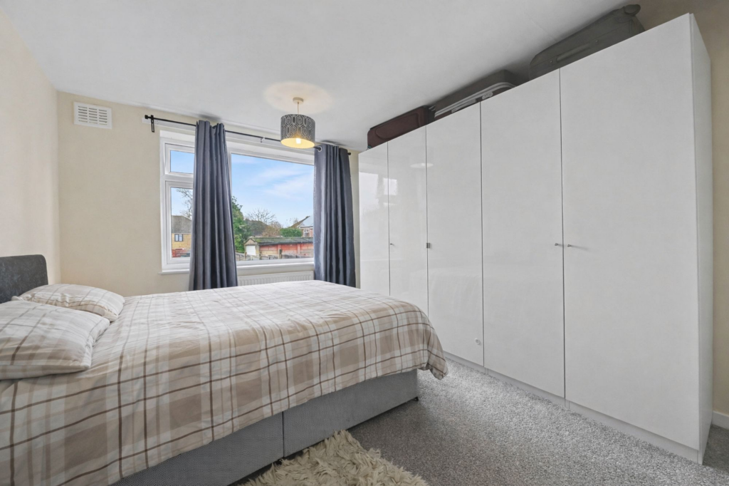 Apartment in Coventry, Stonehouse Estate, Tollbar End - View 4