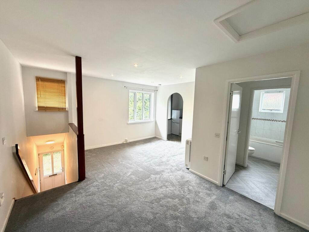 Apartment in Reading, Lower Earley, Earley - View 5
