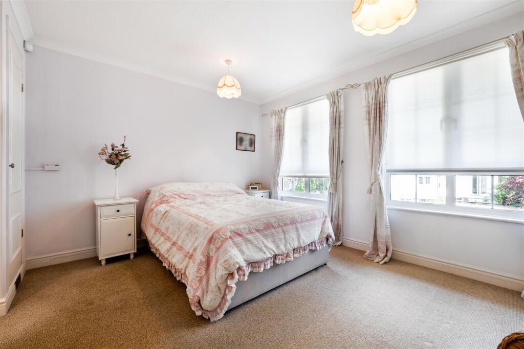 House in Sutton, Carshalton Beeches - More
