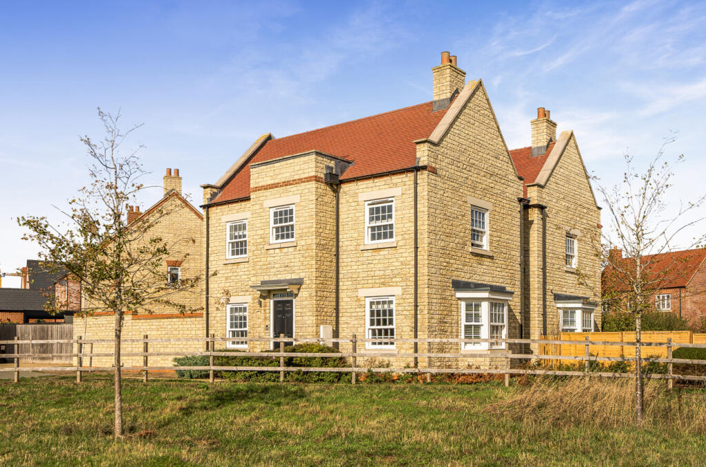 3-bed detached on Kingston Drive, Bicester, Oxfordshire, £450,000